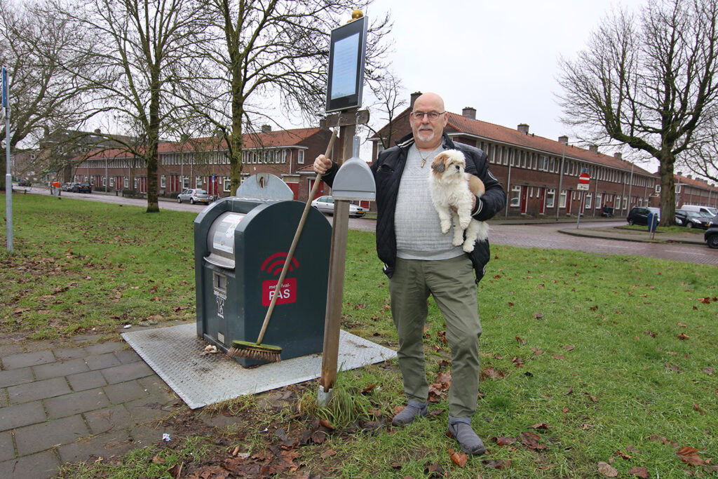 Jan van de Pol bij de ondergrondse afvalcontainer in het Statenkwartier
