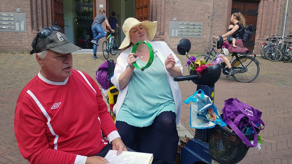 Monique Hulsman en Ron Baars van ‘Singel 31’, dagbestedingslocatie Pro Persona, zingen